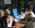 Terendah di Riau, Kapolda Kirim Vaksinator dan 500 Dosis ke Pelalawan