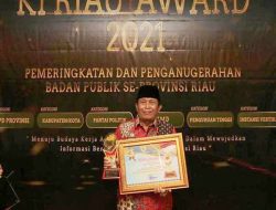 Bupati Sukiman Terima Penghargaan di Ajang KI Riau Awards 2021