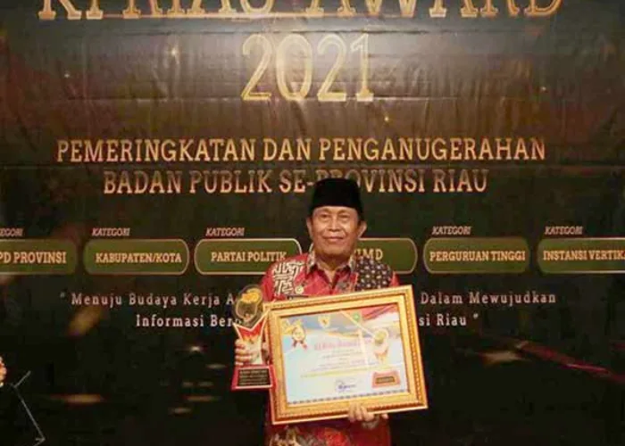 Bupati Sukiman Terima Penghargaan di Ajang KI Riau Awards 2021