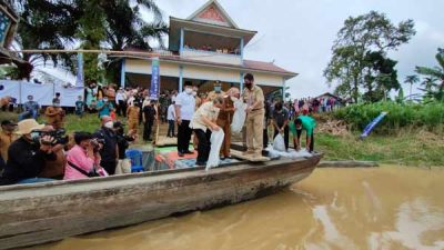 Bupati Rezita dan Gubernur Syamsuar Tebar 160.000 Bibit Ikan ke Sungai Indragiri