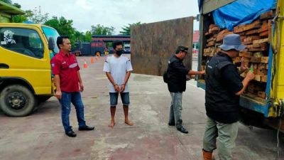 Tim Gabungan Polres Inhu dan Polhut Amankan Truk Berisi Kayu Diduga Hasil Perambahan TNBT