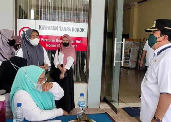 Pastikan Semua Pegawai dan Honorer Divaksin, Bupati Sukiman Datangi OPD