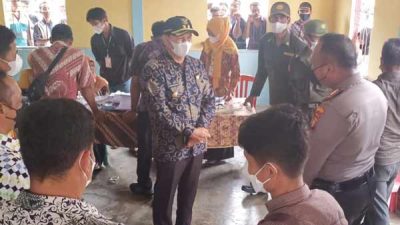 Tinjau Pilkades Serentak di Simpang Harapan, Wabup Indra: Semoga Terlahir Pemimpin yang Baik