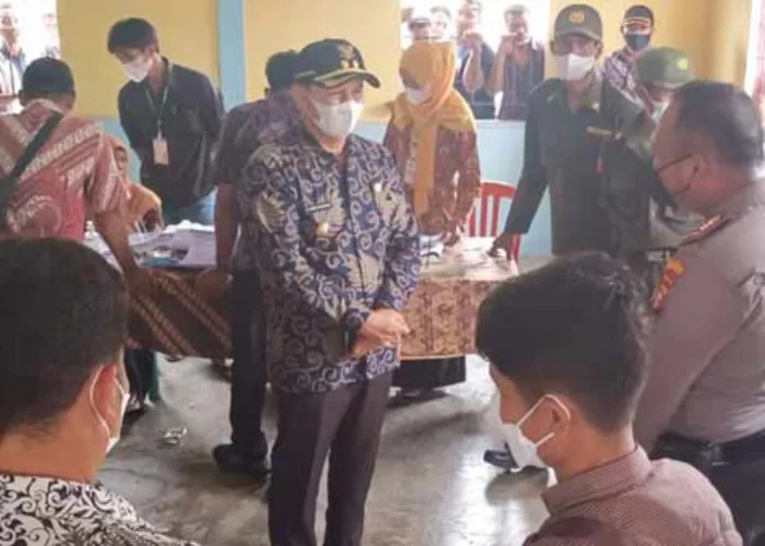 Tinjau Pilkades Serentak di Simpang Harapan, Wabup Indra: Semoga Terlahir Pemimpin yang Baik