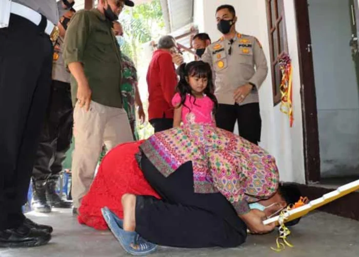 Tangis Ica Kusmoyo Pecah Usai Menerima Kunci Rumah dari Kapolres Inhu