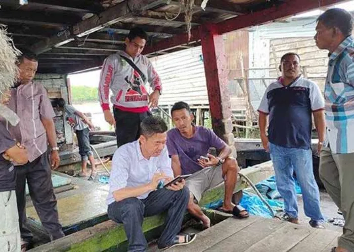 Bupati Afrizal Sintong Datangi Lokasi Kapal Ilegal Fishing yang Diamankan Nelayan