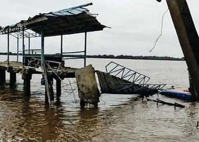Belasan Rumah dan Dermaga Teluk Dalam Inhil Ambruk