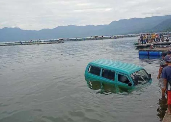 Mobil Pedagang Terjun ke Danau Maninjau, Diduga Inilah Penyebabnya!