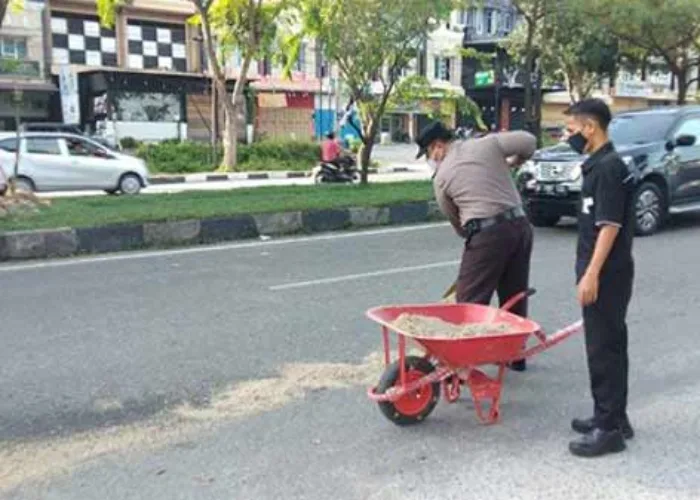 Solar Tumpah di Jalan Arifin Achmad Pekanbaru Jadi Pemicu Kecelakaan