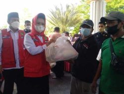 PMI Rohul Serahkan 337 Paket Sembako ke Petugas Kebersihan dan Pertamanan