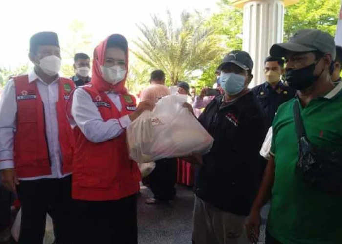 PMI Rohul Serahkan 337 Paket Sembako ke Petugas Kebersihan dan Pertamanan