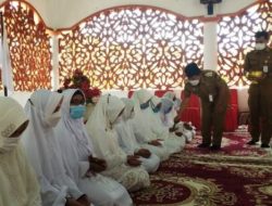 Bupati Sukiman Lepas Jamaah Calon Haji Korpri Rohul dengan Prosesi Tepuk Tepung Tawar