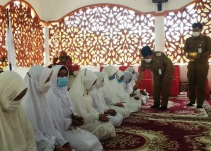 Bupati Sukiman Lepas Jamaah Calon Haji Korpri Rohul dengan Prosesi Tepuk Tepung Tawar