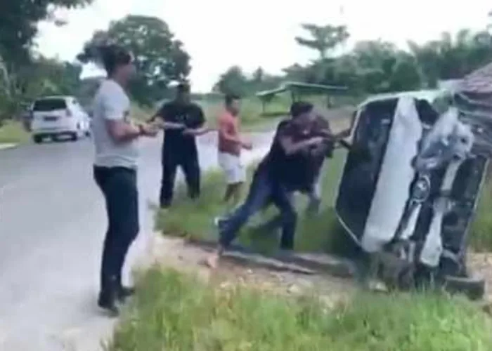 Kejar-kejaran Mobil Polisi dengan Kurir Sabu, Ditembak dan Diserempet dan Terguling
