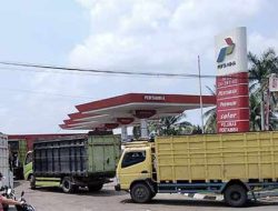 Pertamina Kurangi Kuota Solar, Kendaraan Mengantri di SPBU Pekanbaru