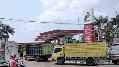 Pertamina Kurangi Kuota Solar, Kendaraan Mengantri di SPBU Pekanbaru