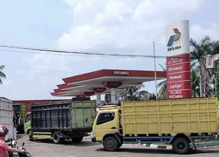 Pertamina Kurangi Kuota Solar, Kendaraan Mengantri di SPBU Pekanbaru