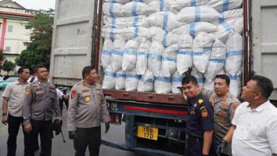 Polda Kepri Amankan Ribuan Karung Barang Bekas Asal Singapura