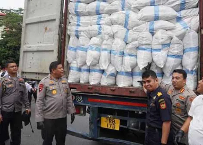 Polda Kepri Amankan Ribuan Karung Barang Bekas Asal Singapura
