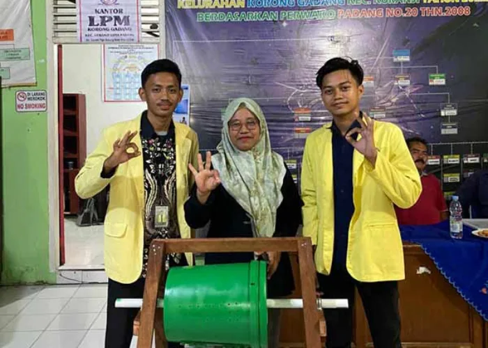 Mahasiswa UNP Bantu Bank Sampah Pancadaya Rolling Kompos
