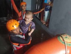 Basarnas Evakuasi Bayi 3 Bulan, Banjir Rendam Pemukiman di Maharatu Pekanbaru