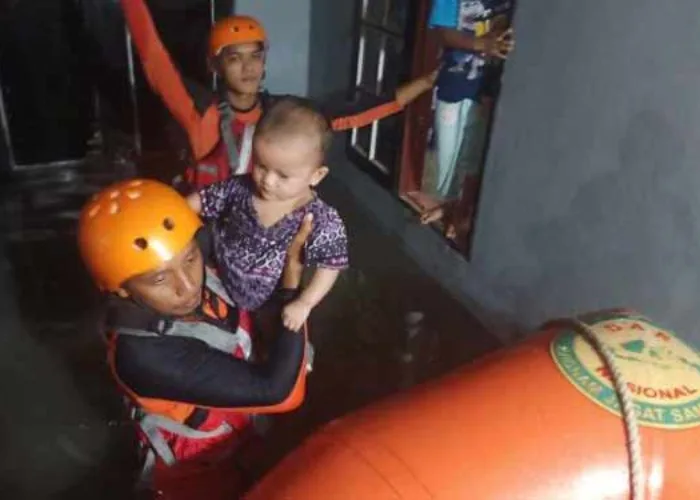 Basarnas Evakuasi Bayi 3 Bulan, Banjir Rendam Pemukiman di Maharatu Pekanbaru