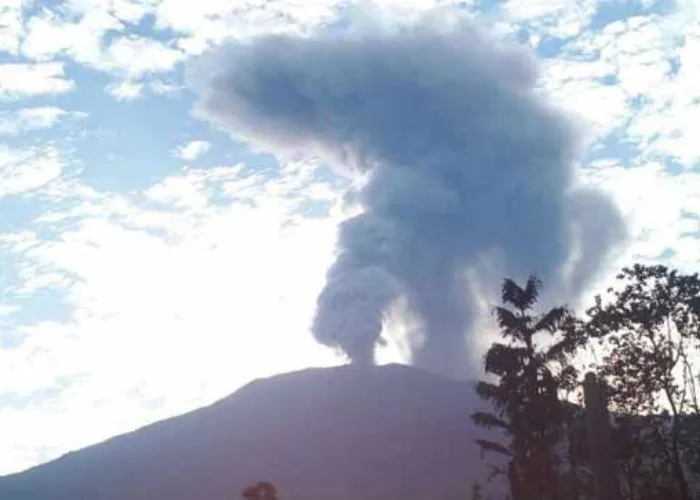 Gunung Marapi Kembali Erupsi, Semburan Abu Capai 400 Meter