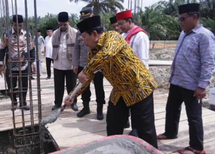 Peletakan Baru Pertama Pembangunan Masjid Al Muqorrobin, Bupati Sukiman Bantu Rp50 Juta