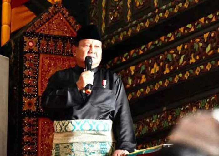 Kunjungi Sumbar, Prabowo Serahkan 20 Ambulance, Janji Bangun Sekolah Unggul