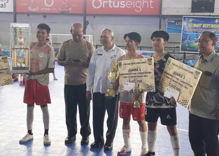 SMAN 4 Sumbar Rengkuh Trophi SMANDubes Futsal Competition 2023