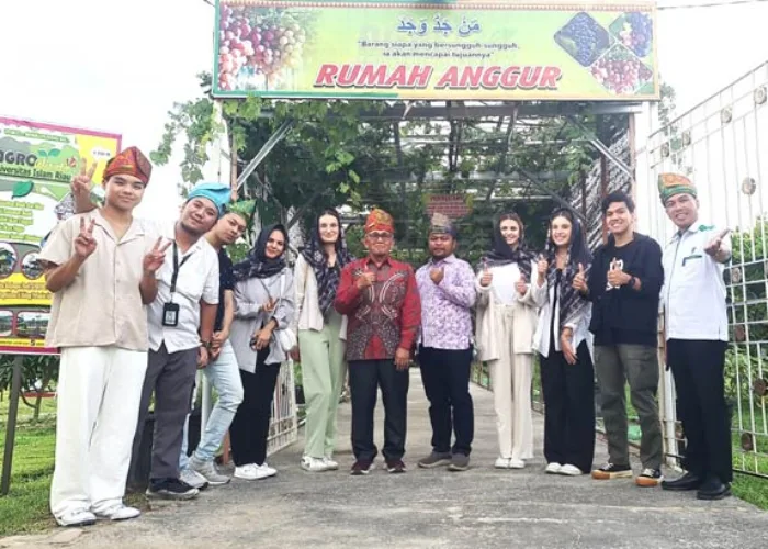 Enam Mahasiswa Jerman Kunjungi Agrowisata UIR