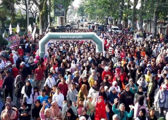Ribuan Warga Bukittinggi Sumbar Jalan Sehat Meriahkan HUT PMI ke-78