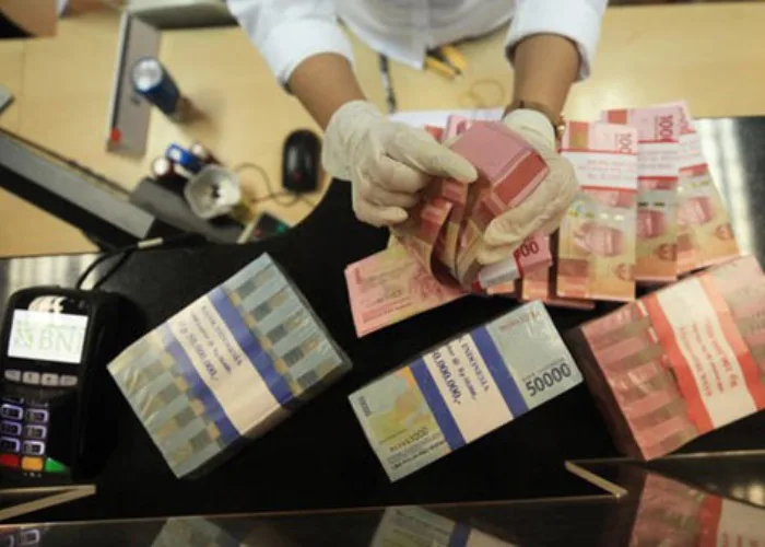 Kena Sentimen Larangan iPhone di China, Rupiah Macet Rp15.328