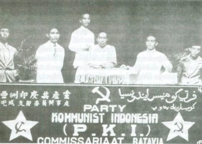 Mengenal Komunisme dan Kenapa Lambangnya Palu dan Sabit?