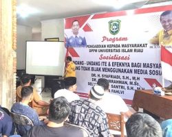 Dosen Hukum UIR Dr. Syafriadi Beri Masyarakat Desa Sinama Nenek Pemahaman UU ITE