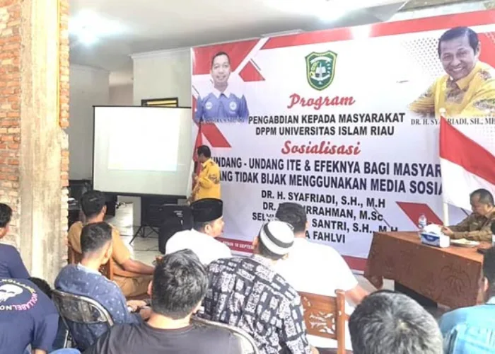 Dosen Hukum UIR Dr. Syafriadi Beri Masyarakat Desa Sinama Nenek Pemahaman UU ITE