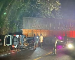 Tak Kuat Menanjak, Truk Hantam Xenia di Pendakian Bukittinggi-Medan