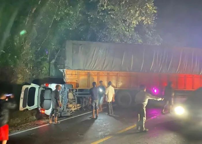 Tak Kuat Menanjak, Truk Hantam Xenia di Pendakian Bukittinggi-Medan