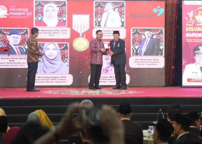 Bupati Sukiman Terima Penghargaan Satya Lencana Wirakarya dari BKKBN