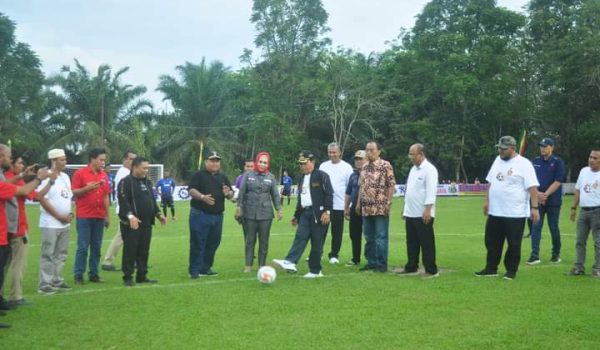 Bupati Sukiman Buka Open Turnamen Sepak Bola RTH Cup II