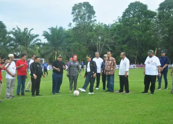 Bupati Sukiman Buka Open Turnamen Sepak Bola RTH Cup II