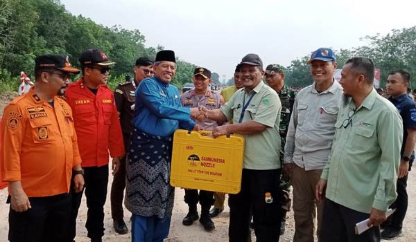 PT Arara Abadi-APP Sinar Mas Bantu Pemkab Siak 10 Alat Pemadam Karhutla