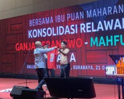 Relawan Jokowi Ngamuk, Lepas Baju Lalu Dukung Ganjar