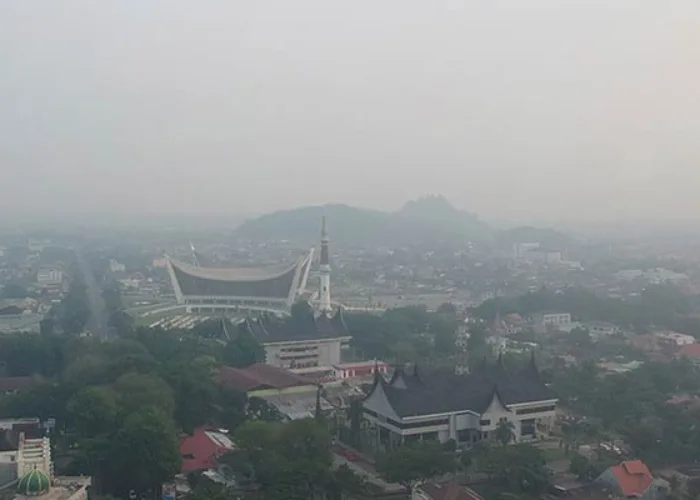 Kabut Asap di Padang Kian Parah, Warga Diwajibkan Pakai Masker