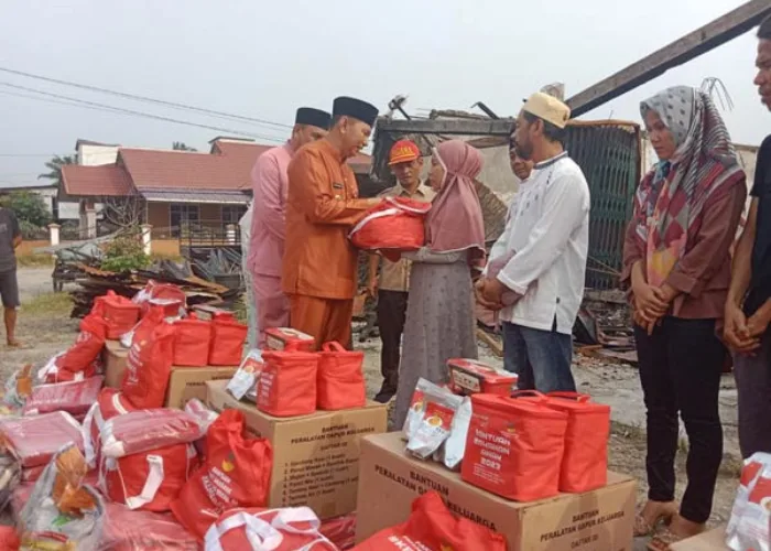 Wabup Indra Gunawan Serahkan Bantuan Korban Kebakaran Rumah di Ujung Batu