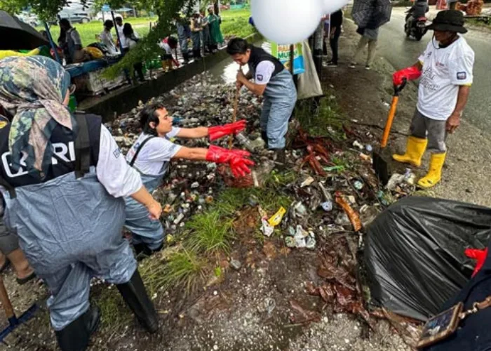 BRI Peduli Bantu Jaga Sungai dan Parit di Pekanbaru dari Sampah