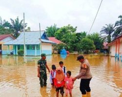 Ketika Murid SD Bonai Darussalam Rohul Ujian di Tengah Banjir