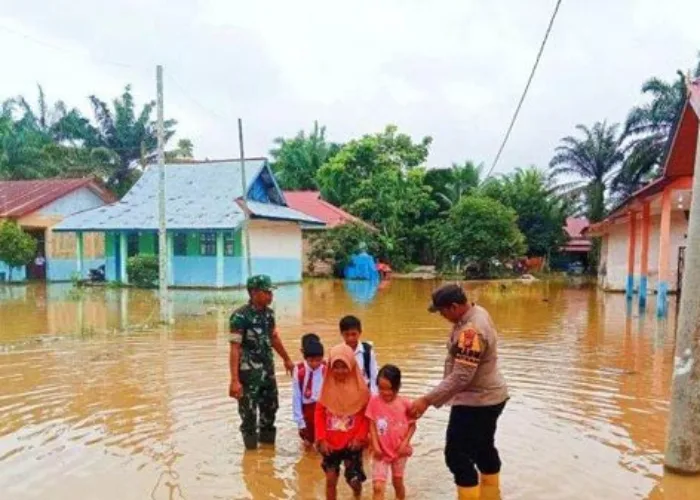 Ketika Murid SD Bonai Darussalam Rohul Ujian di Tengah Banjir