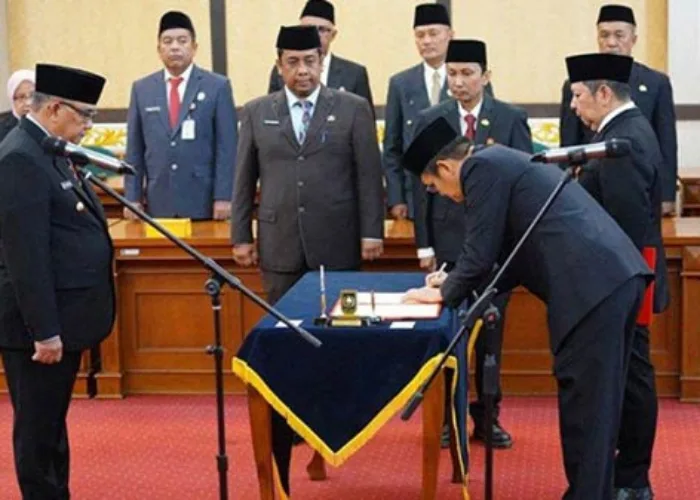 Gubri Lantik 21 Pejabat Eselon II, Kamsol Tempati Posisi Staf Ahli