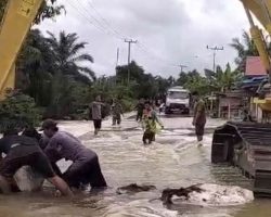 Pemprov Riau Siagakan Alat Berat Untuk Tangani Banjir Inhu
